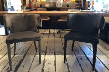 Sedia con schienale avvolgente