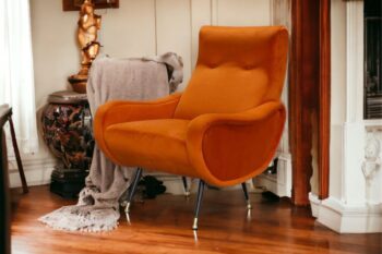 Poltrona in velluto con braccioli