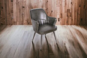 Sedia in pelle avvolgente